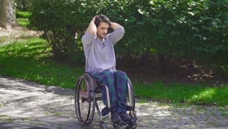 Frustrierter-Behinderter-Junger-Mann,-Der-In-Zeitlupe-Im-Rollstuhl-Sitzt.